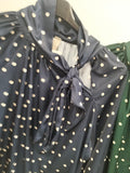 Camicia con fiocco e maniche ampie pois