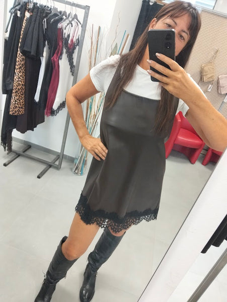 Abito ecopelle con t-shirt TENSIONE IN