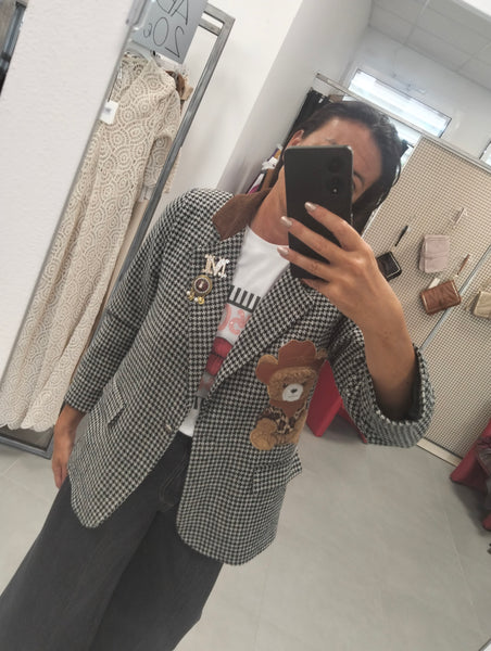 Giacca con patch e spille