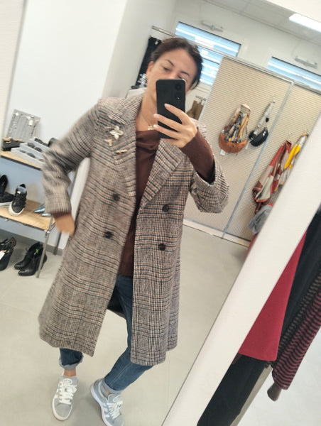 Cappotto check con spille