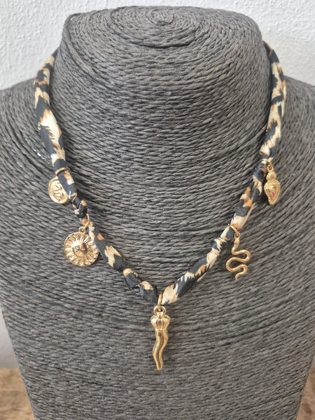 Collana leopardata con ciondoli