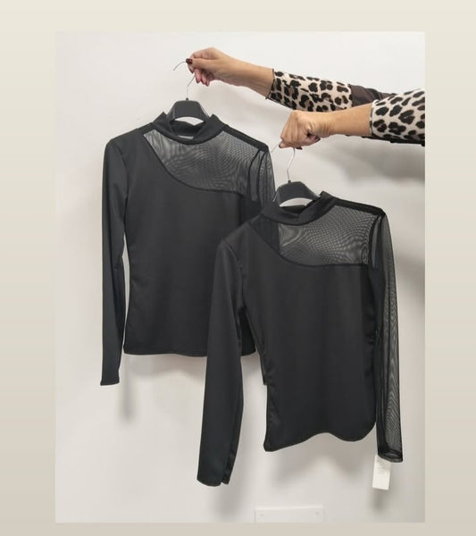 Maglia nera con trasparenze