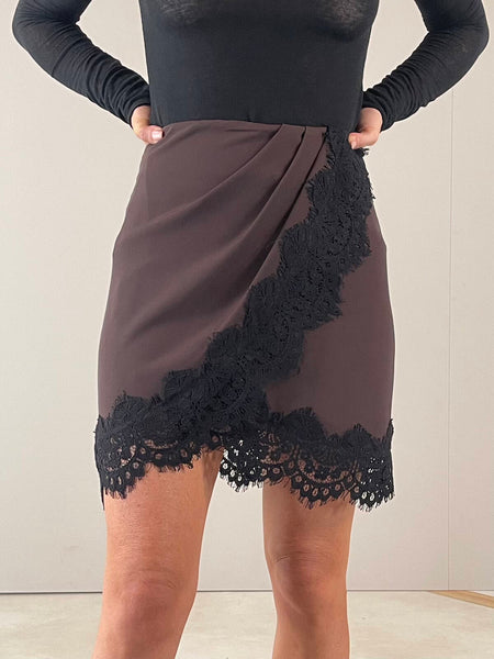 Gonna corta con pizzo applicato Tensione In